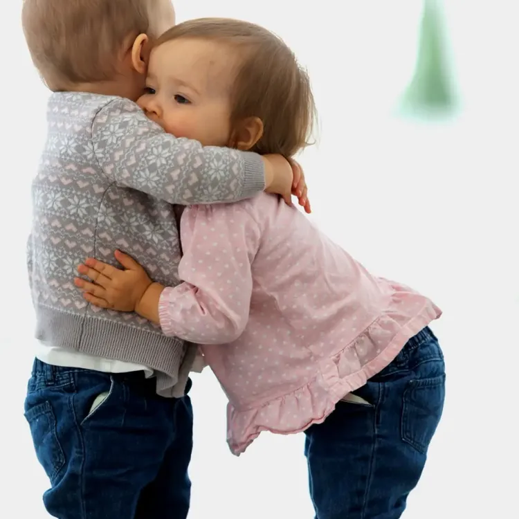 "אני לא אוהב.ת שנוגעים בי". לפעמים אנחנו בטוחים שאנחנו מחפשים אהבה, אבל אם נקשיב קצת יותר לעומק, נגלה שאנחנו מחפשים משהו קדום עוד יותר. אנחנו מחפשים להרגיש בטוחים. בקליניקה אני …